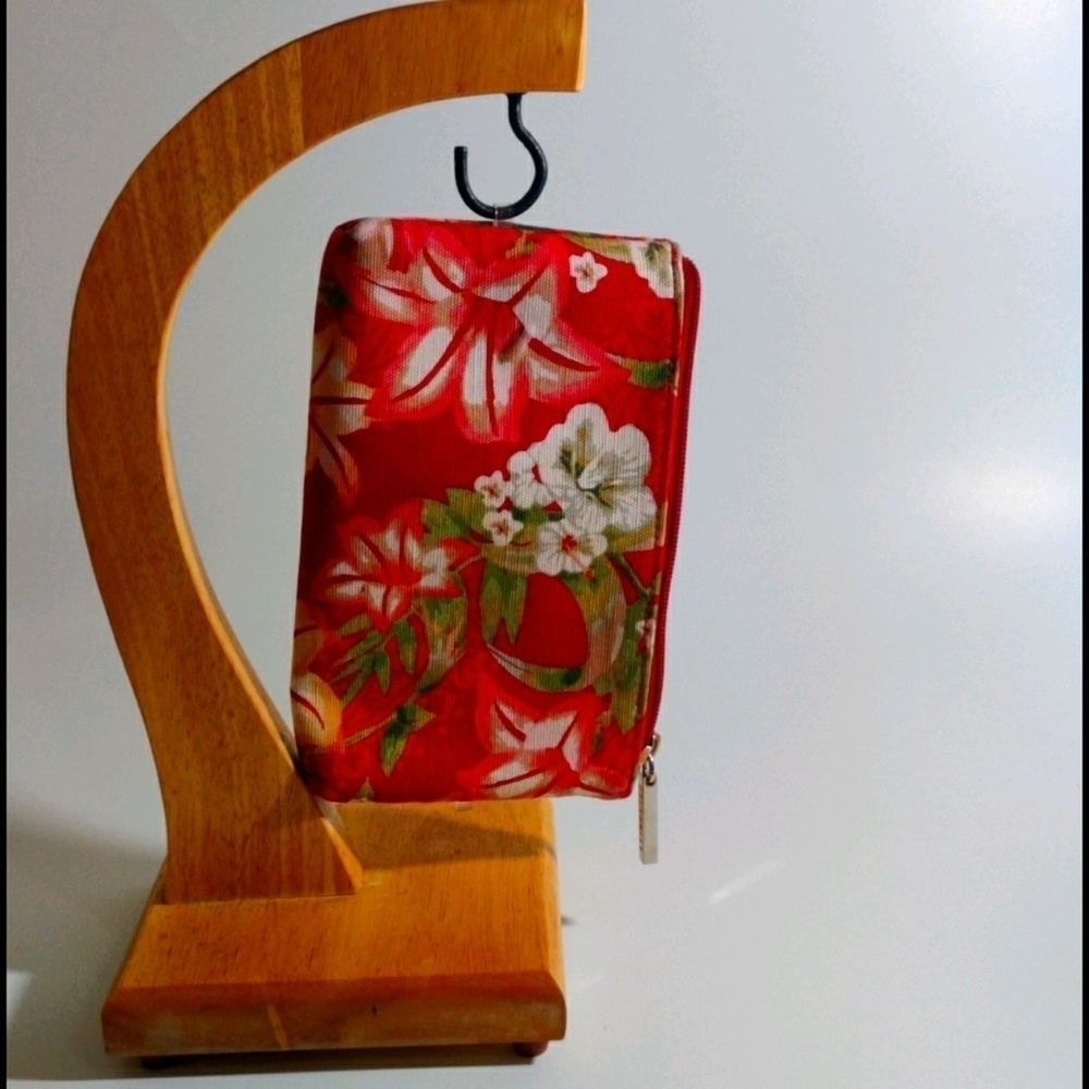 Celebrity Flower‎ Clutch